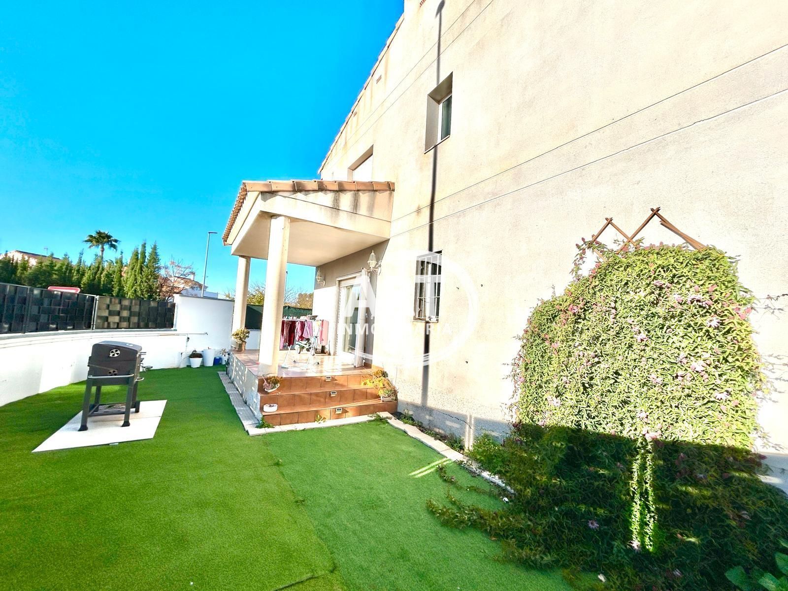 Jardín de Casa o chalet de alquiler en La Pobla de Vallbona con Aire acondicionado, Calefacción y Jardín privado