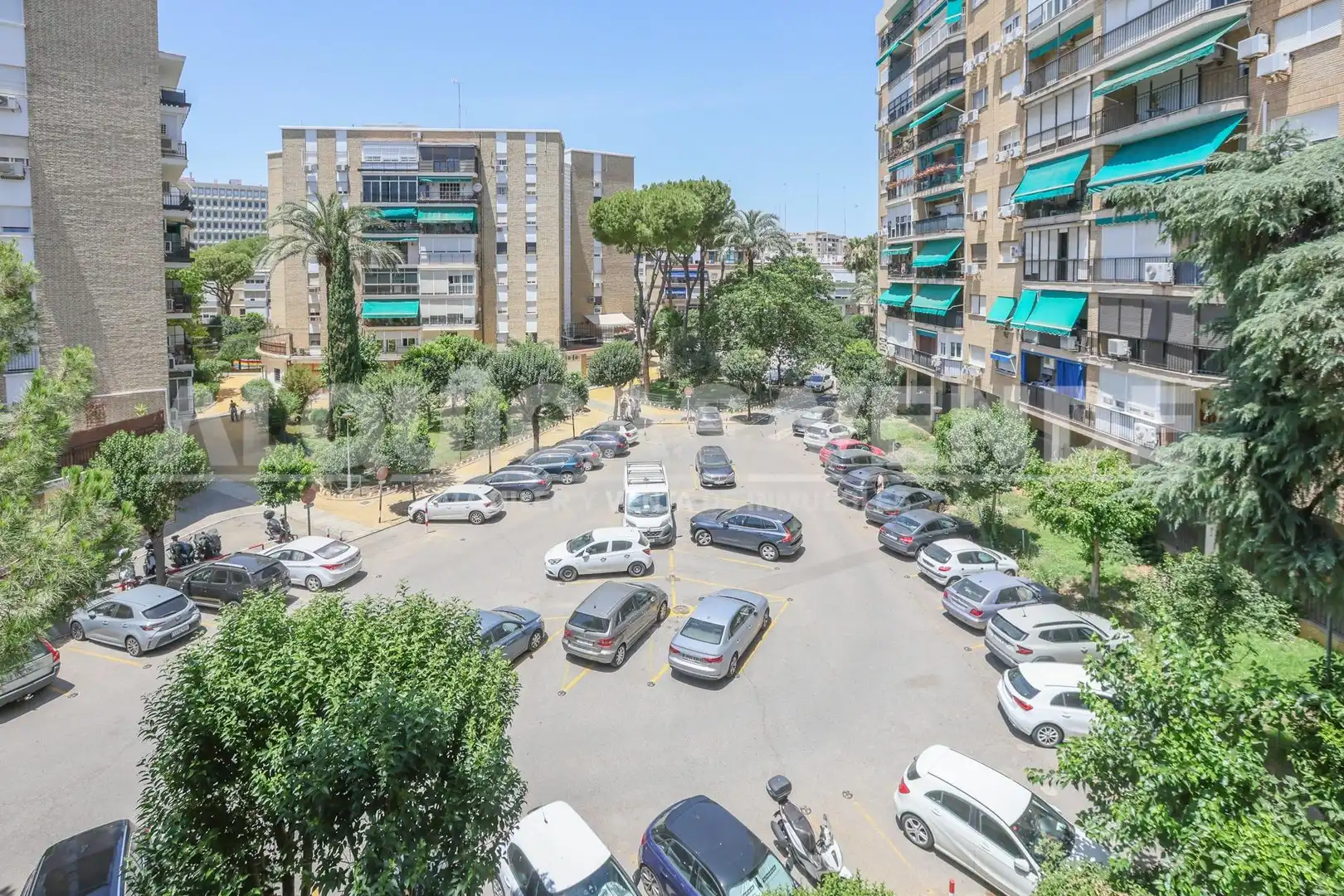 Parking de Piso de alquiler en Sevilla con Aire acondicionado y Balcón