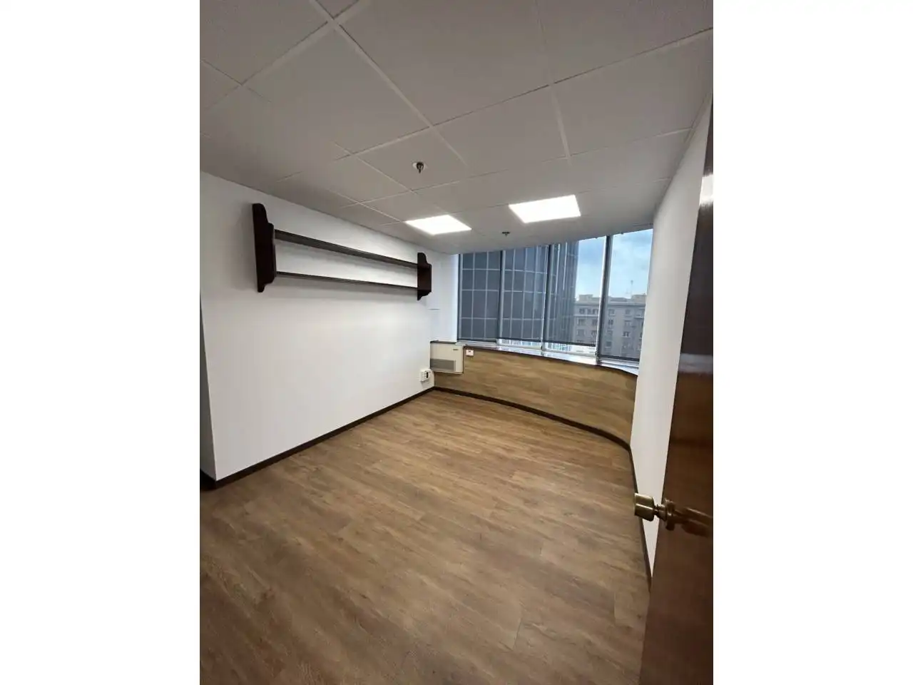 Büro zur Miete in Barcelona mit Klimaanlage, Heizung und Alarm