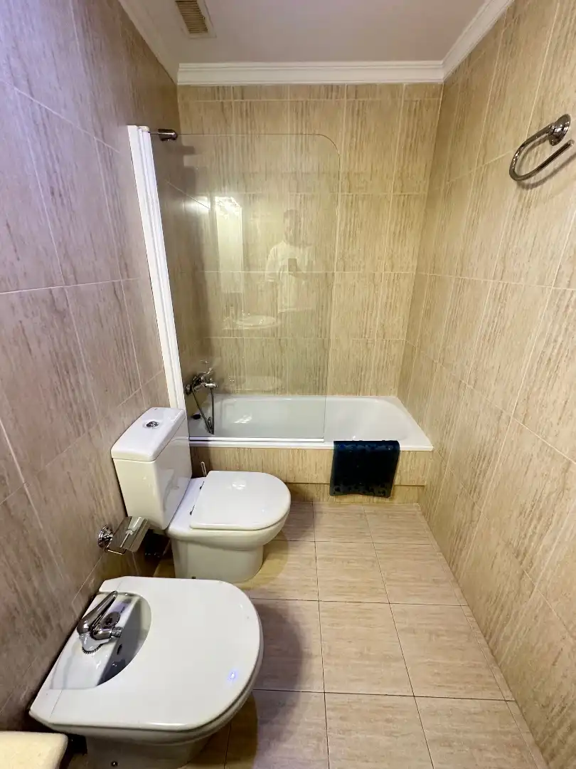 Baño de Piso de alquiler en Ourense Capital  con Calefacción, Parquet y Trastero
