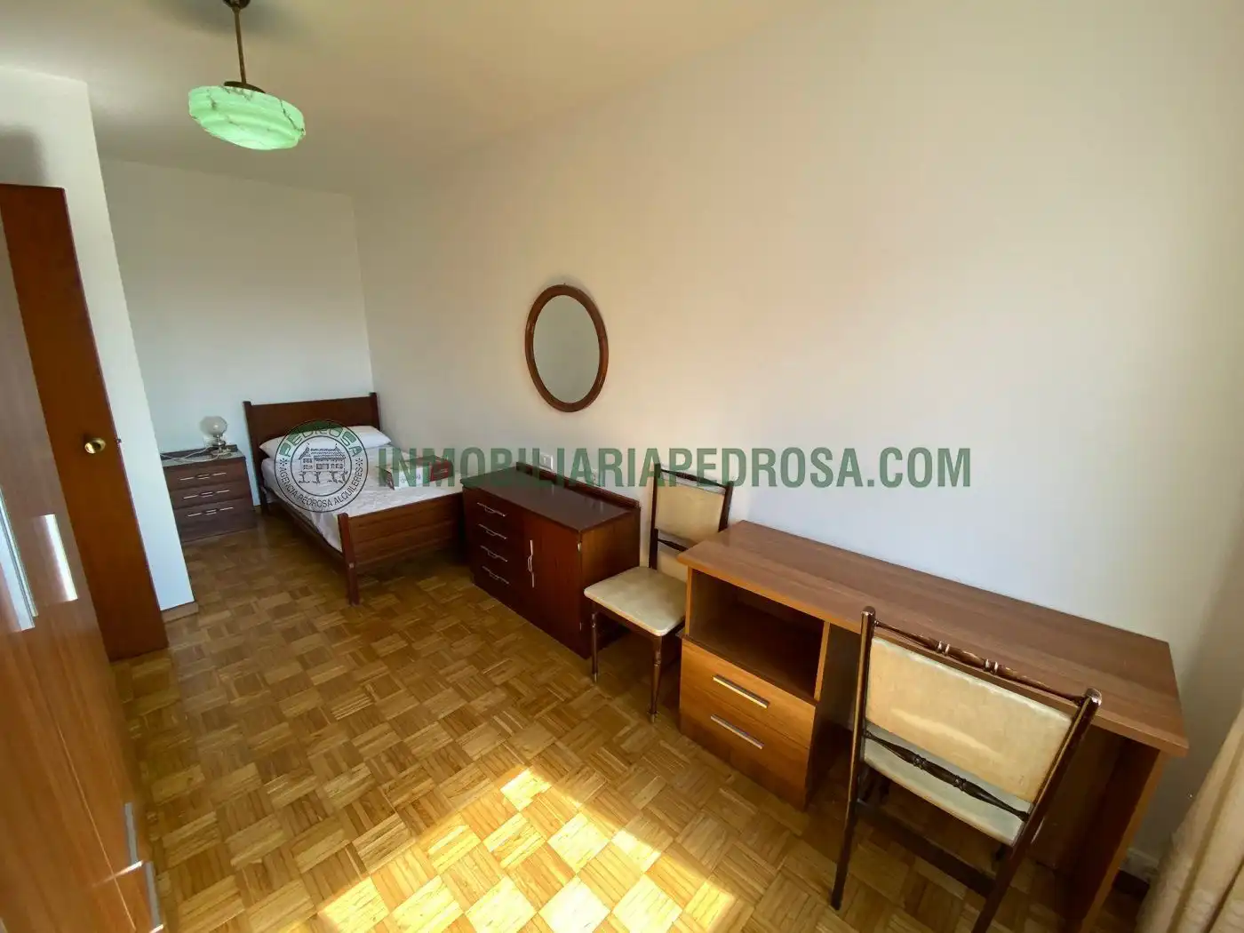 Schlafzimmer von Wohnung zur Miete in Pontevedra Capital  mit Heizung, Parkett und Möbliert