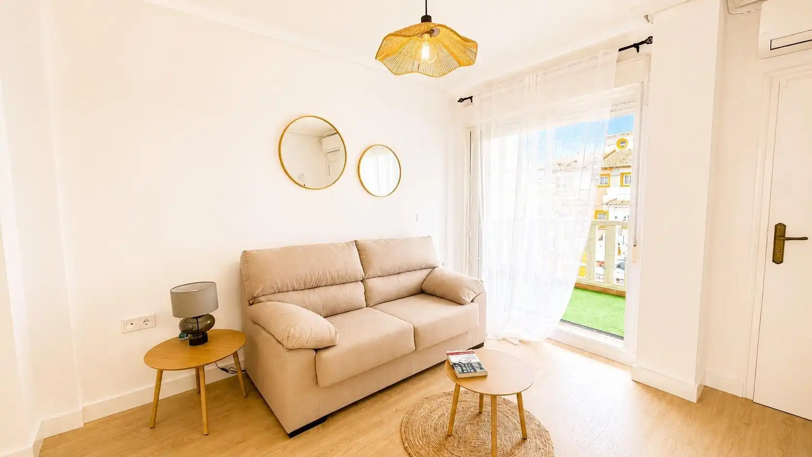 Sala d'estar de Apartament en venda en Orihuela amb Aire condicionat, Jardí privat i Piscina