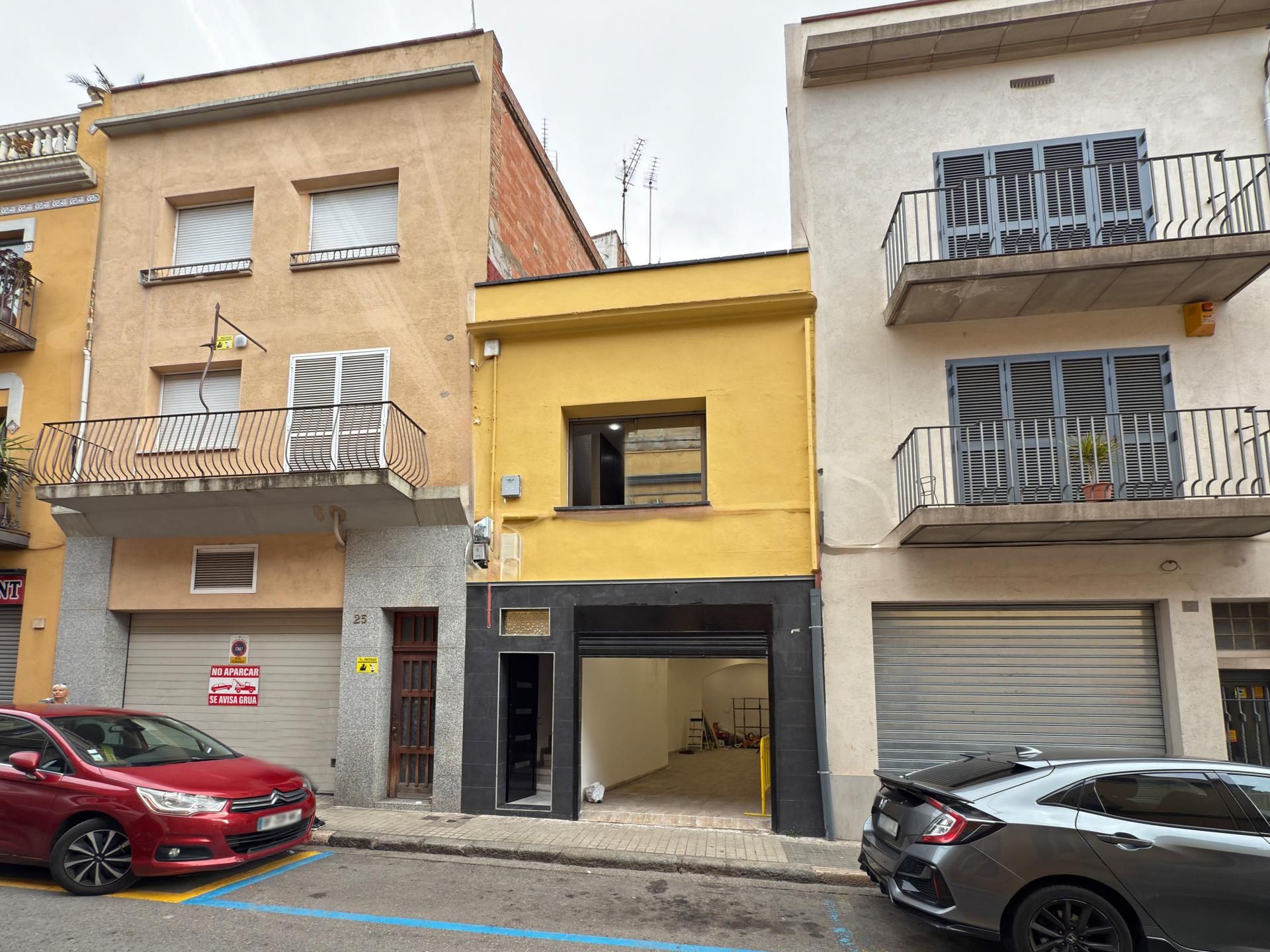 Exterior view of Single-family semi-detached for sale in Figueres  with Heating, Terrace and Oven