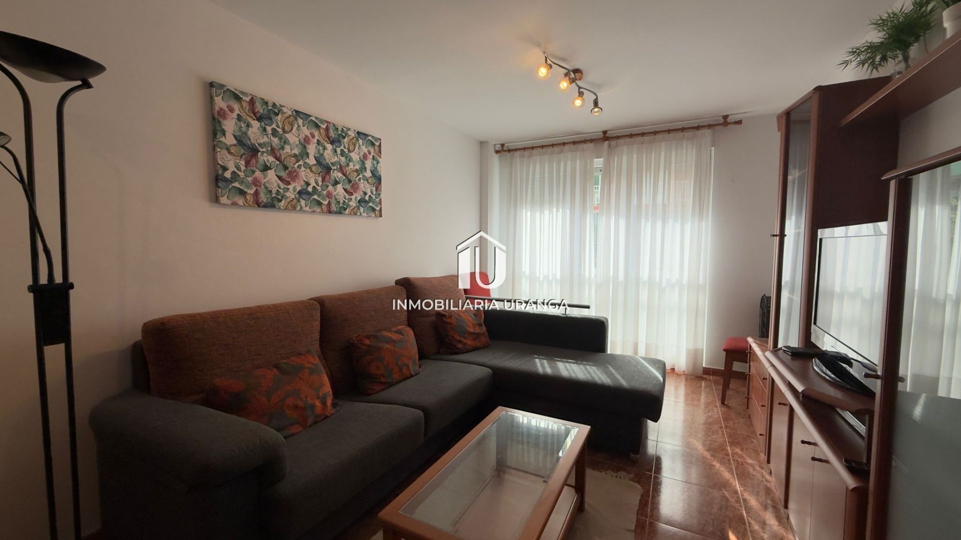 Sala de estar de Piso en venta en Laredo con Calefacción, Terraza y Amueblado