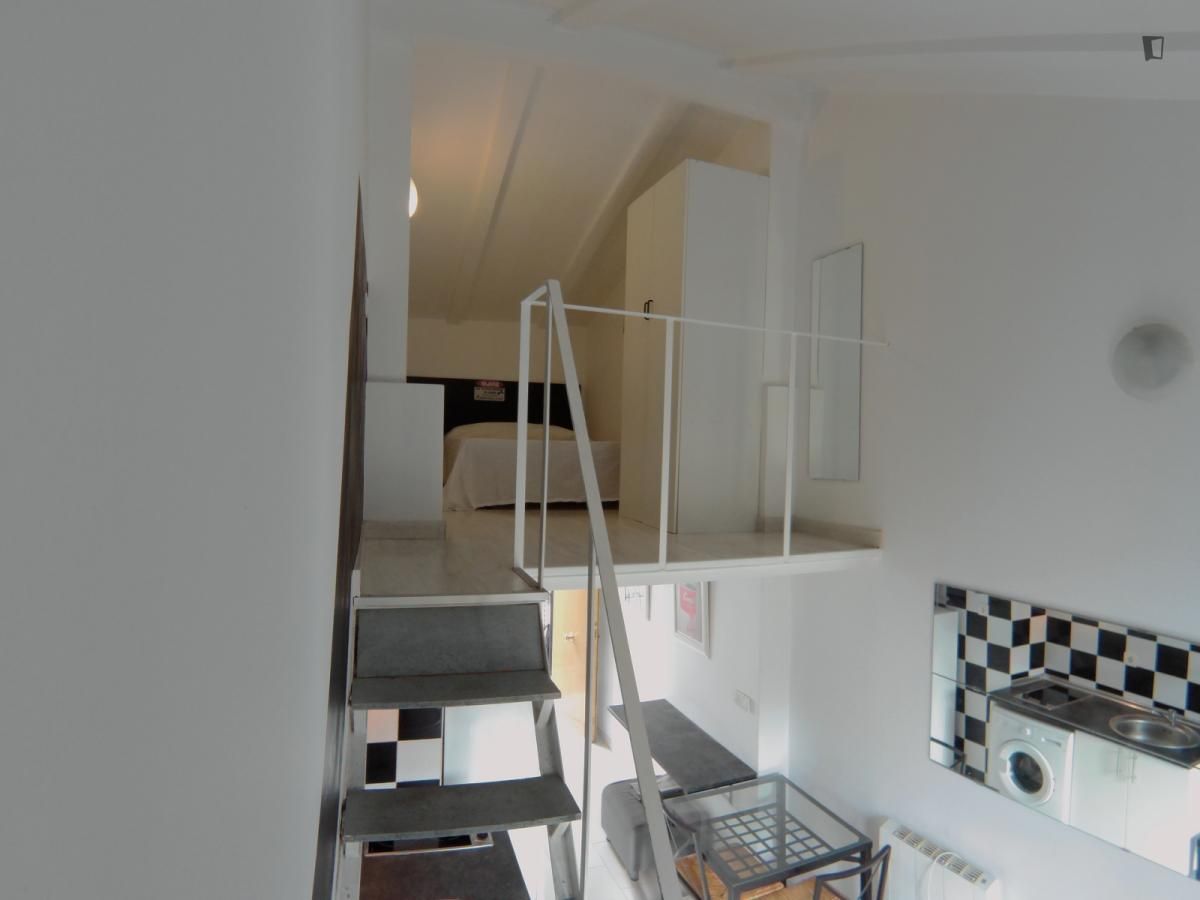 Study to rent in Puerta del Ángel