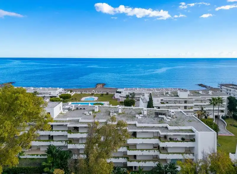 Vista exterior de Apartament en venda en Marbella amb Aire condicionat, Calefacció i Terrassa