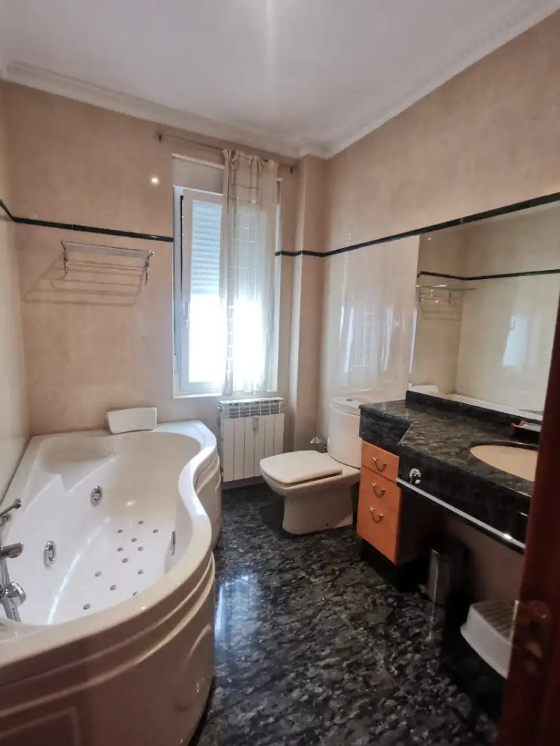 Bathroom of Flat for rent in Salamanca  with Heating, Parquet flooring and Furnished