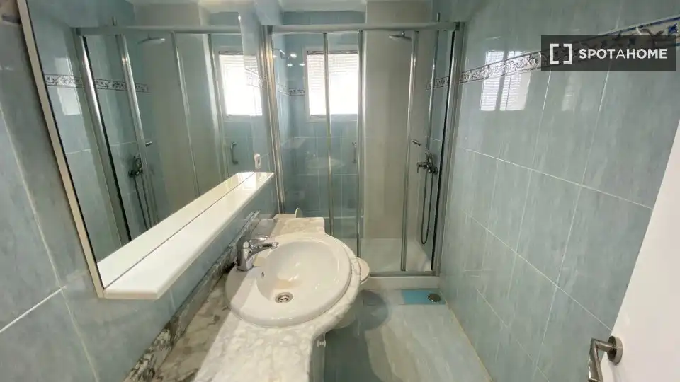 Bathroom of Flat for rent in Madrid  with Air Conditioner, Heating and Furnished
