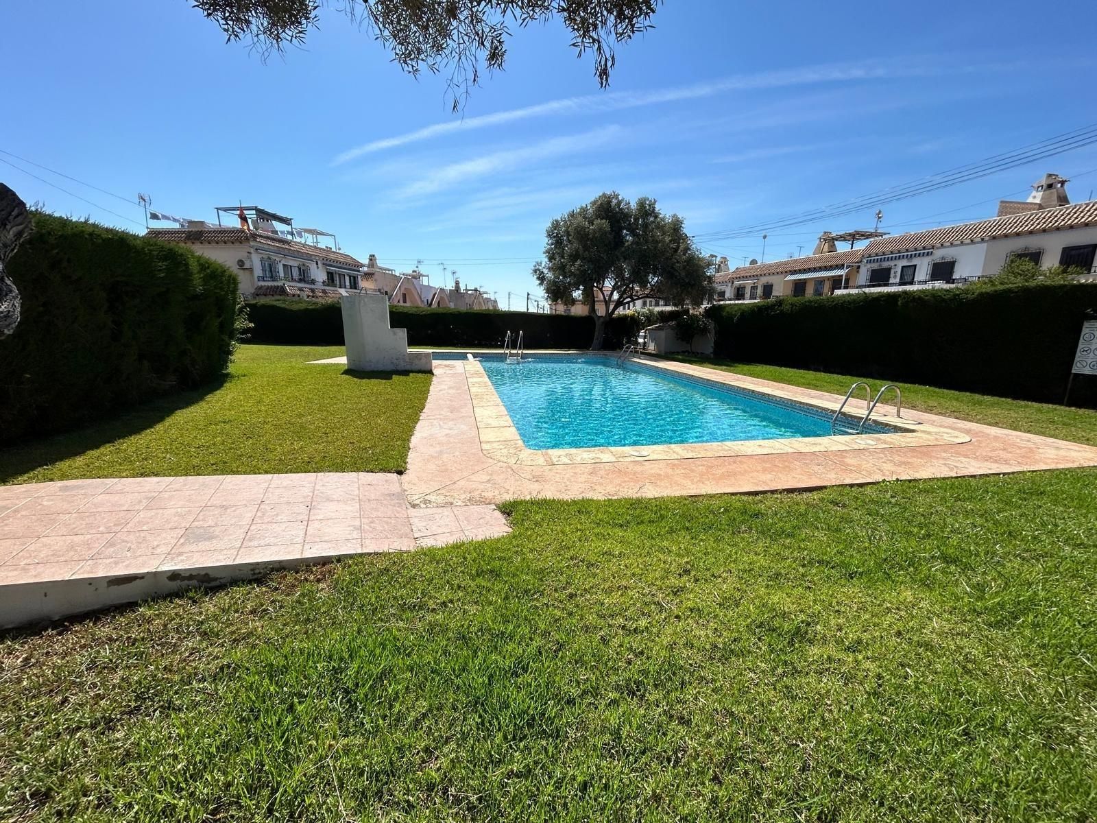 Piscina de Dúplex en venda en Torrevieja amb Jardí privat, Terrassa i Balcó