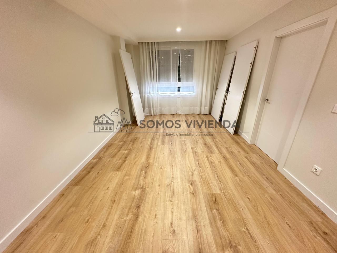 Dormitori de Apartament de lloguer en Ourense Capital  amb Calefacció