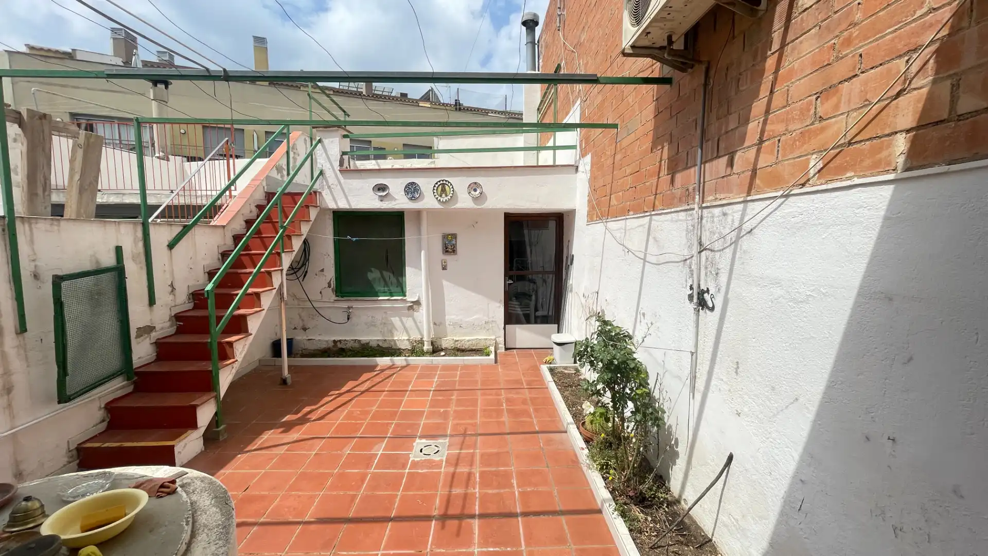Außenansicht von Einfamilien-Reihenhaus zum Verkauf in Terrassa mit Heizung und Terrasse