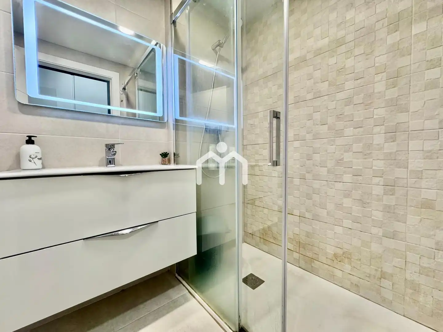 Bathroom of Flat for sale in Badalona  with Air Conditioner, Heating and Parquet flooring