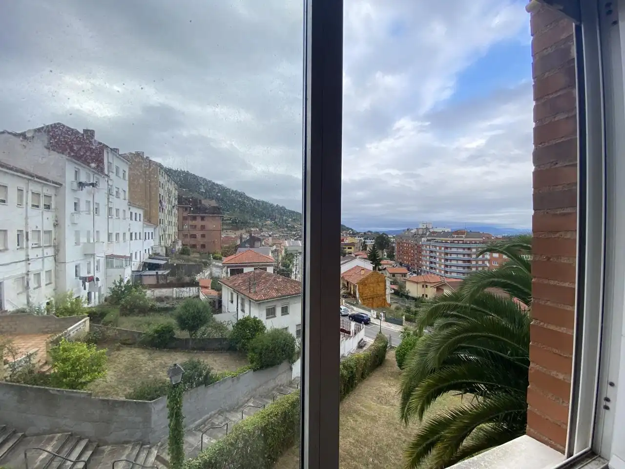 Vista exterior de Piso en venta en Oviedo  con Trastero