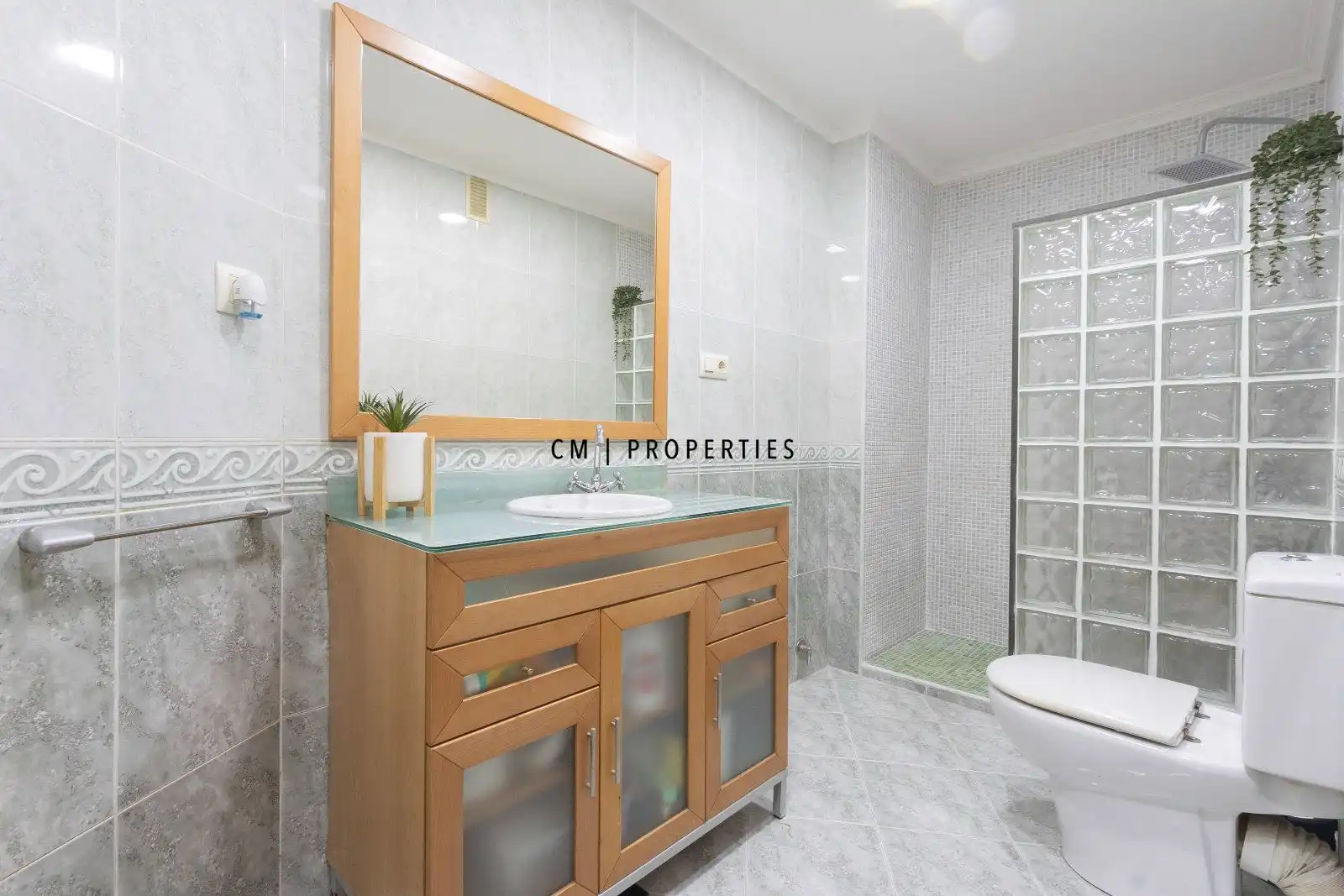 Bathroom of Flat for sale in Valencia  with Air Conditioner, Heating and Terrace