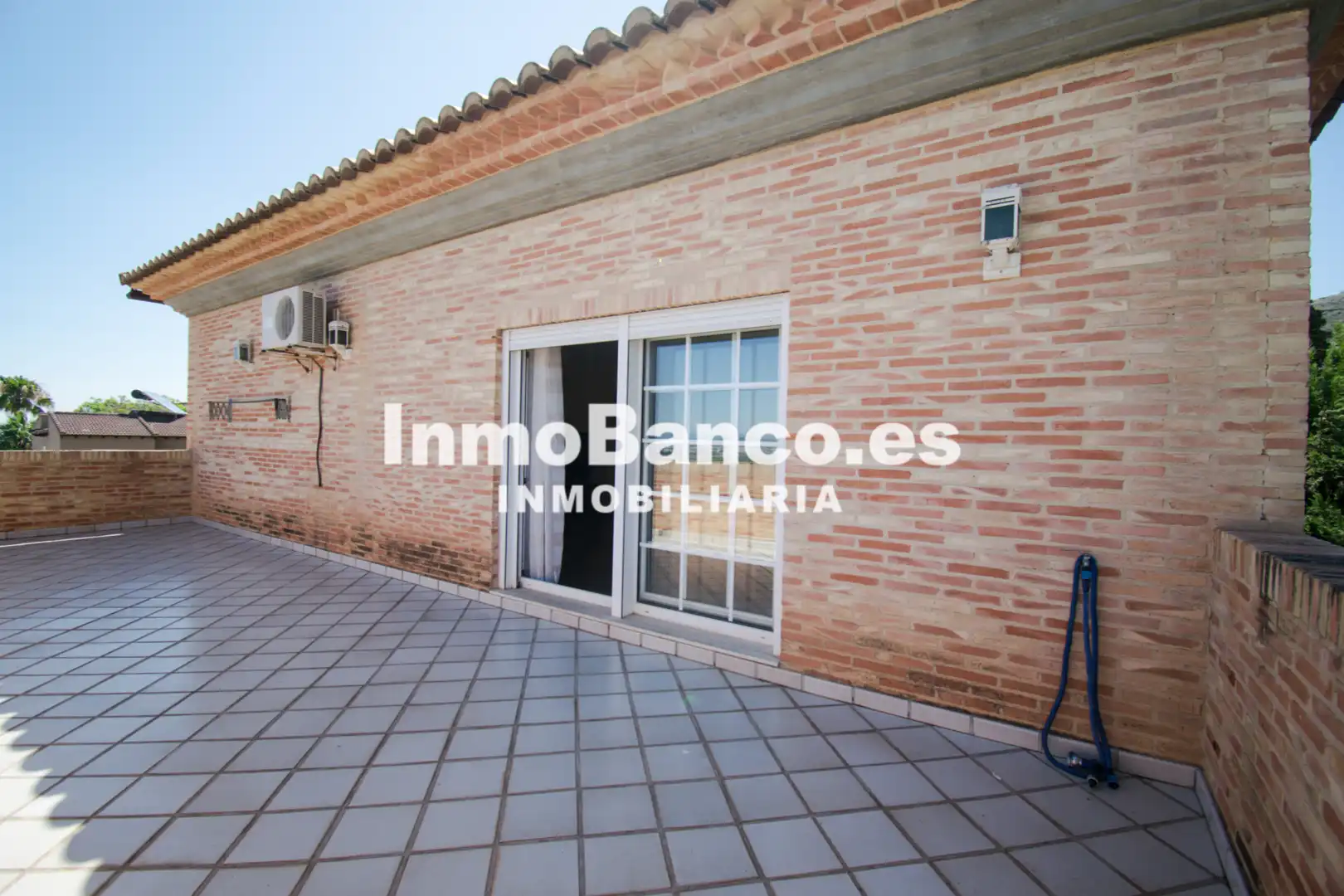 Vista exterior de Casa o xalet en venda en Chiva amb Aire condicionat, Calefacció i Jardí privat