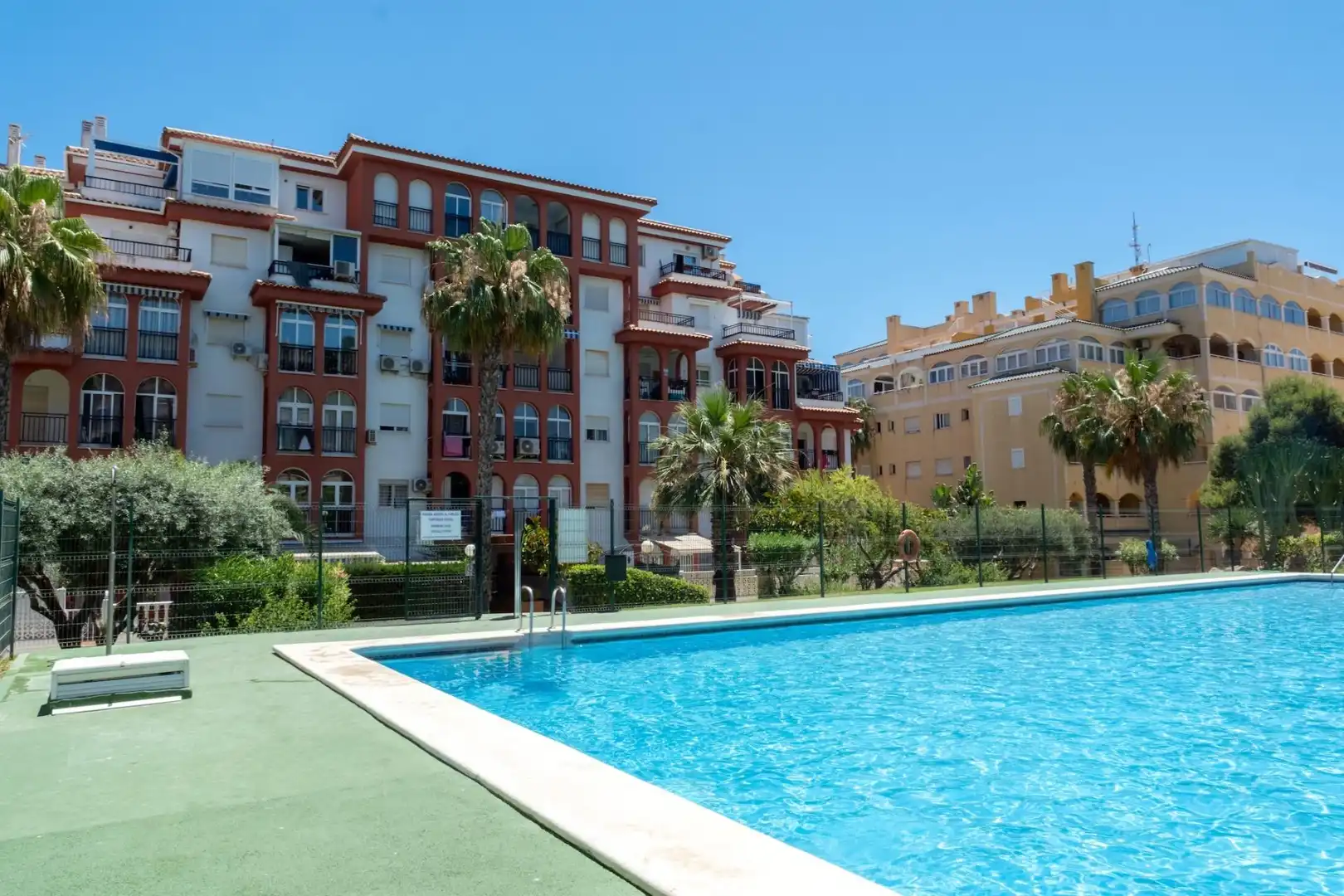 Piscina de Apartamento en venta en Torrevieja con Jardín privado, Amueblado y Piscina comunitaria
