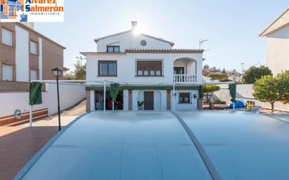 Vista exterior de Casa o xalet en venda en La Zubia amb Calefacció, Terrassa i Piscina