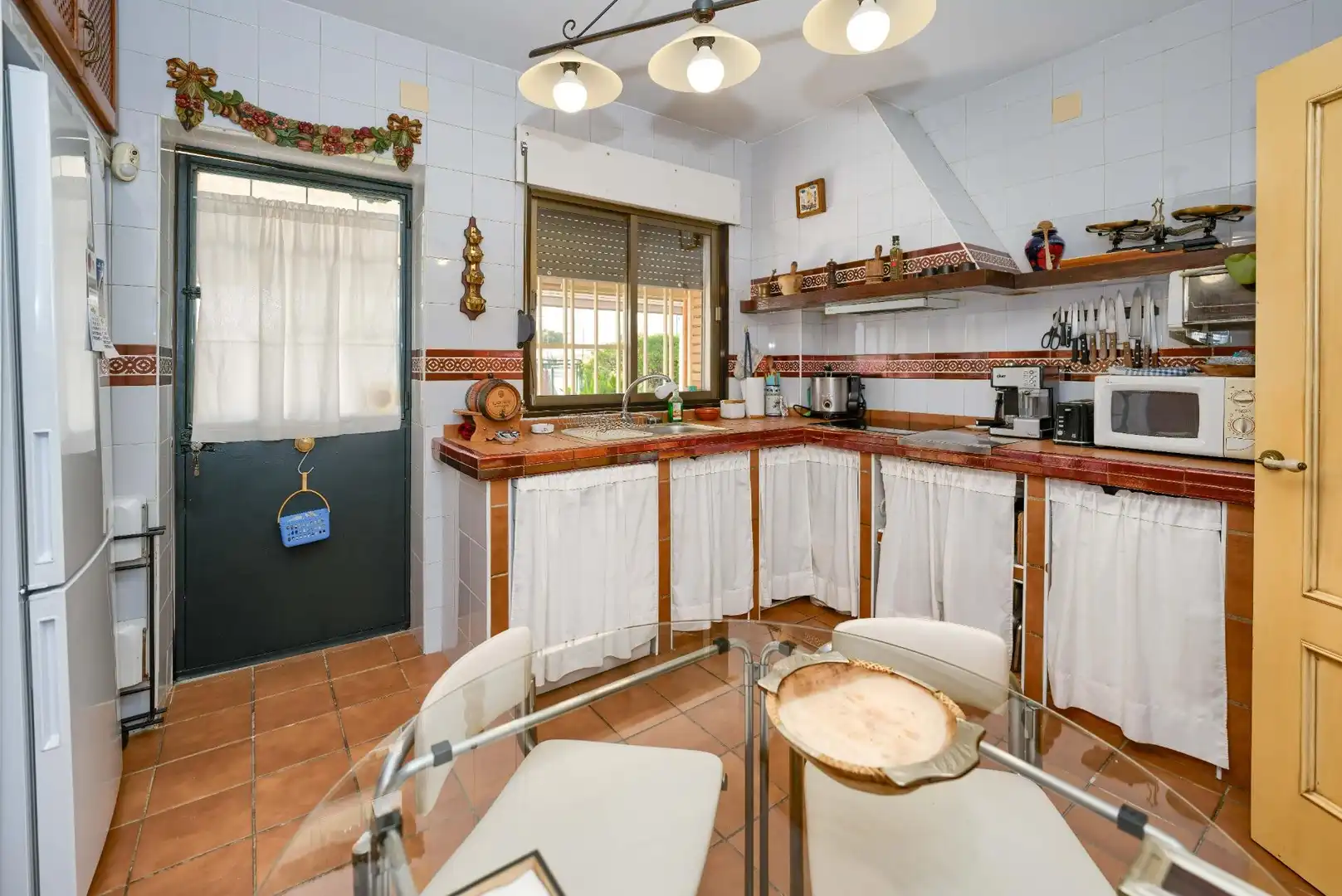 Cuina de Casa o xalet en venda en Espartinas amb Aire condicionat, Jardí privat i Terrassa