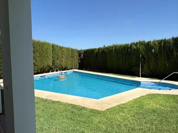 Adossat amb piscina en venda a Médico Rafael Molero Cabrilla 12