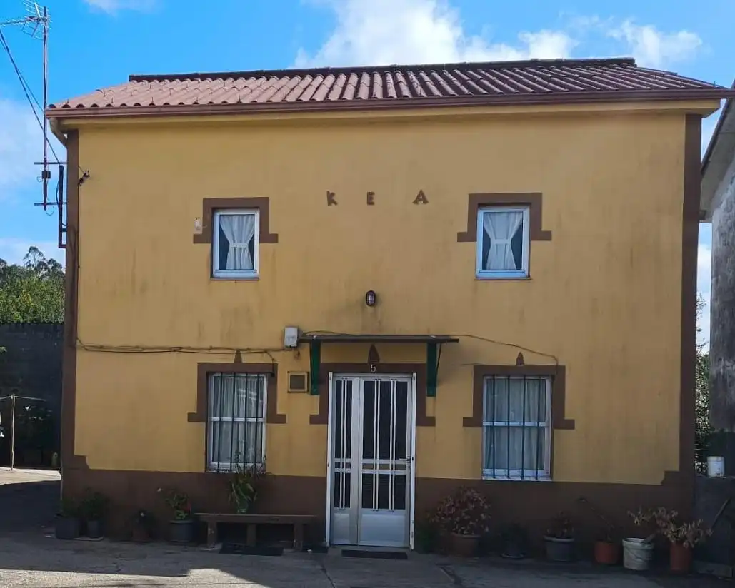 Vista exterior de Casa o xalet en venda en Santa Comba amb Traster i Moblat