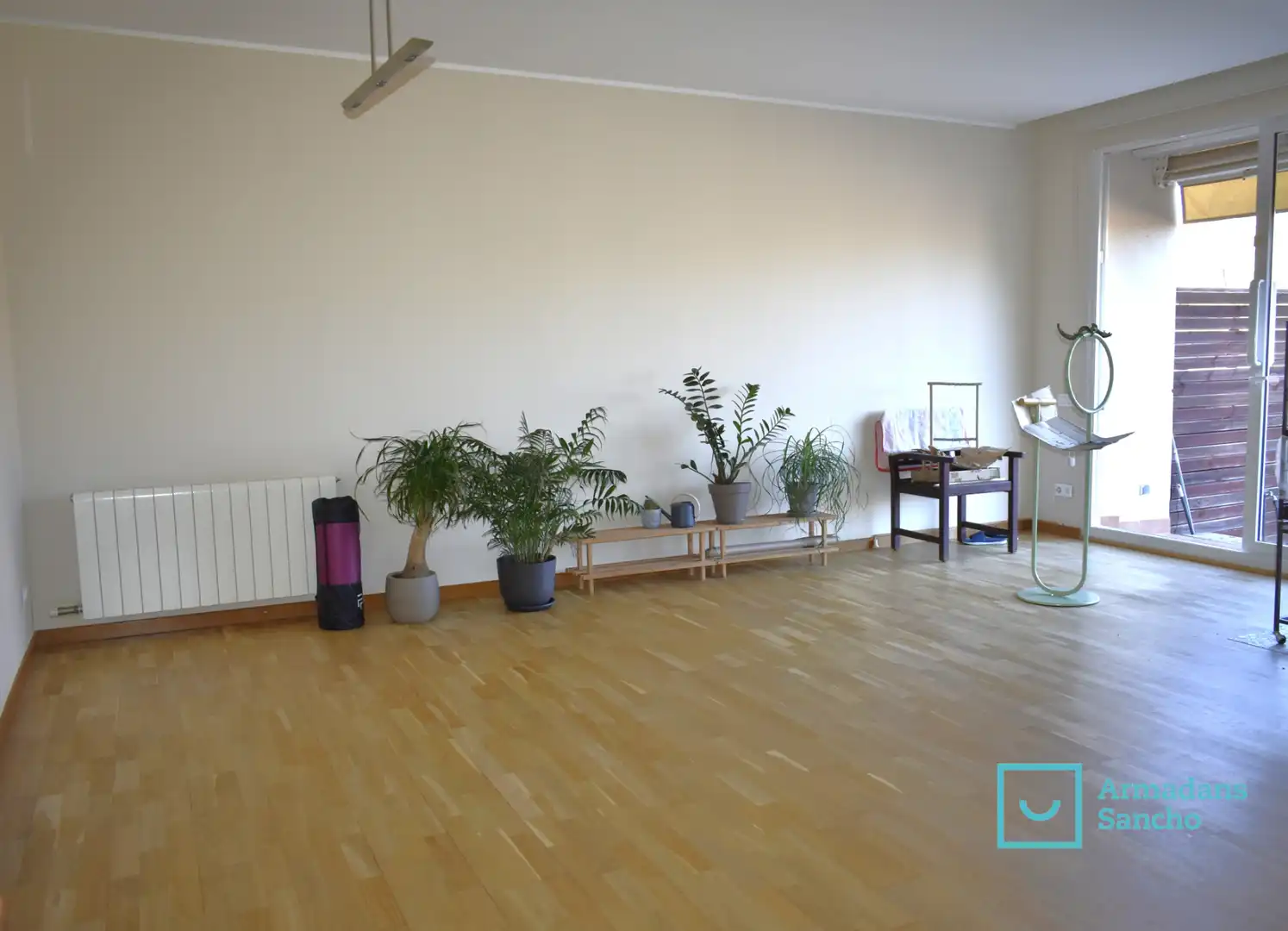 Wohnzimmer von Einfamilien-Reihenhaus zum Verkauf in Tiana mit Klimaanlage, Heizung und Privatgarten