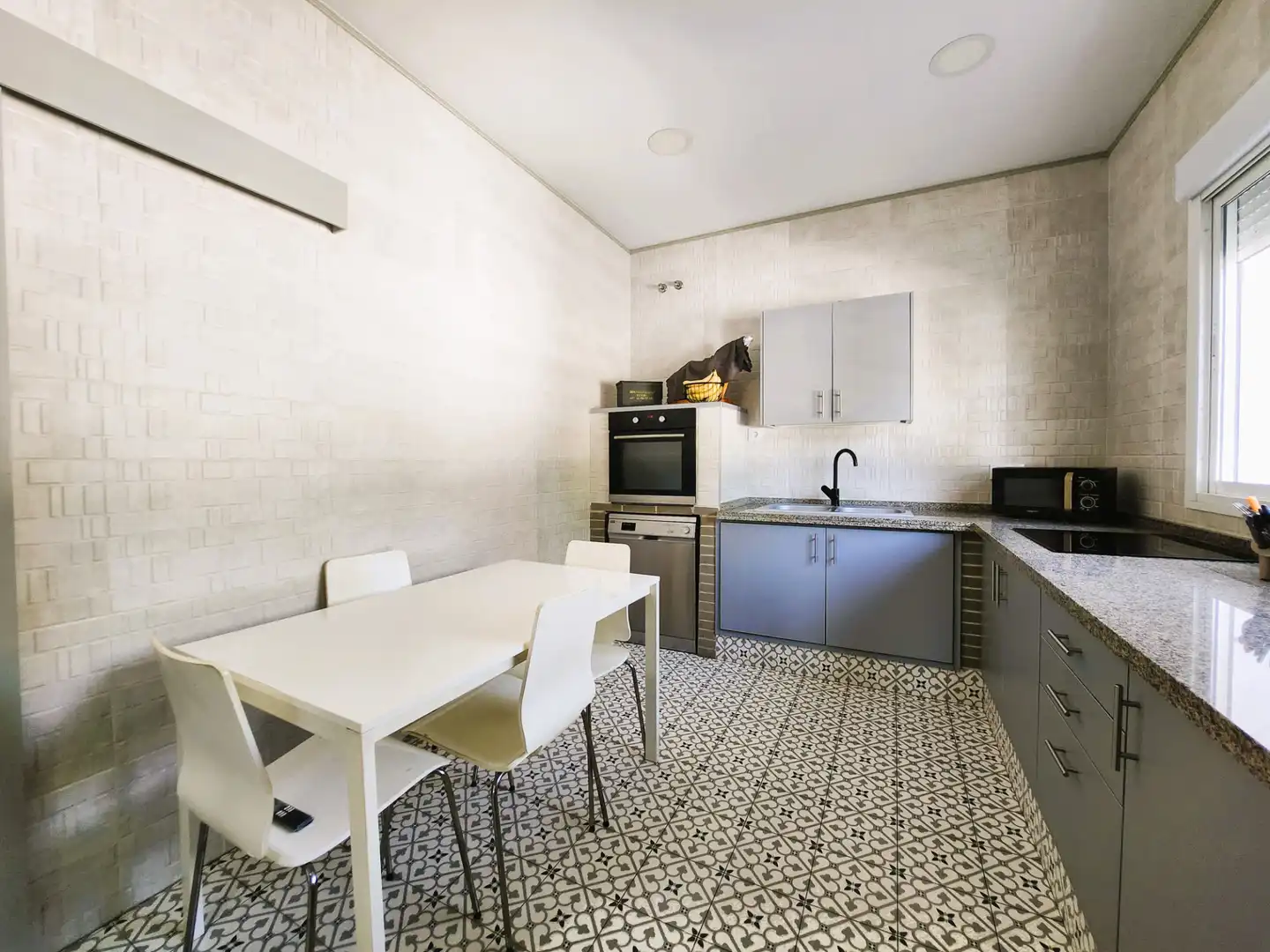 Cocina de Casa o chalet en venta en Alcalá de Guadaira con Aire acondicionado, Calefacción y Jardín privado
