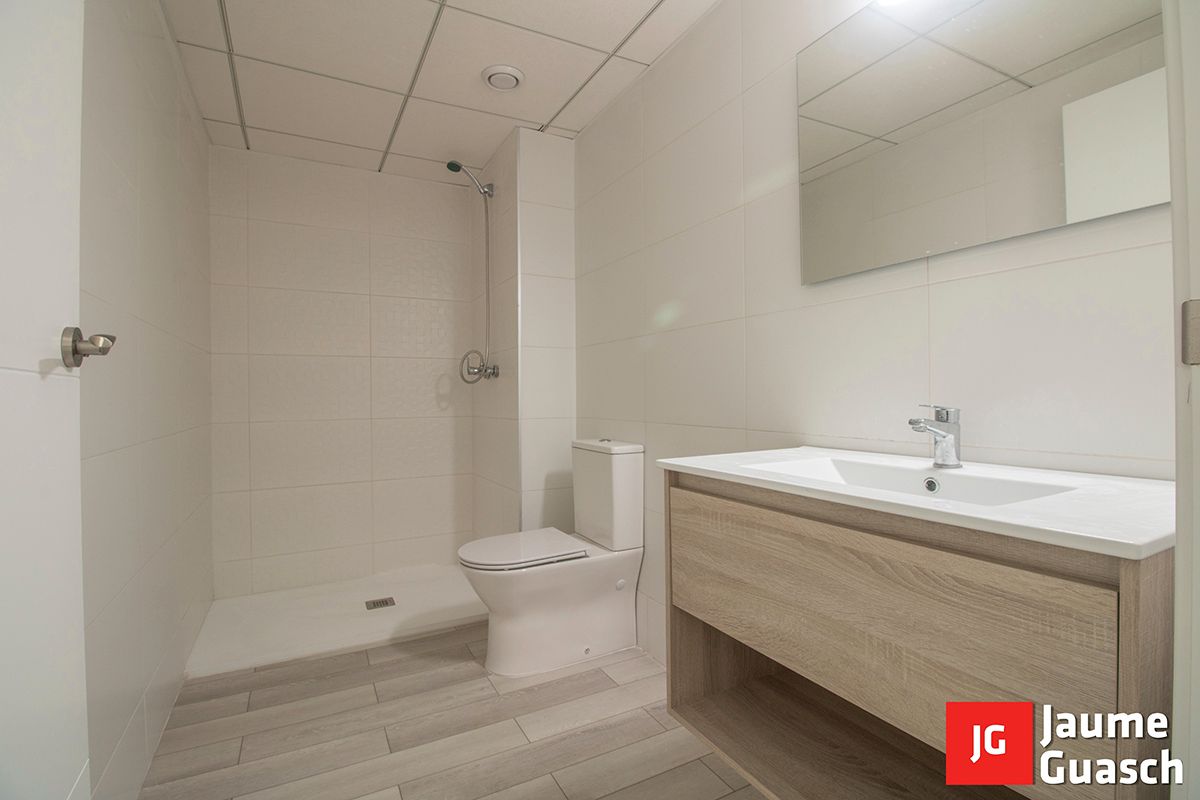 Badezimmer von Dachboden zum verkauf in Torredembarra mit Klimaanlage, Heizung und Parkett