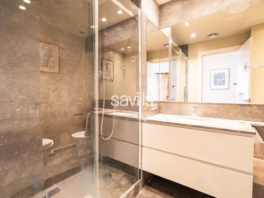 Bany de Apartament en venda en Barcelona amb Aire condicionat i Terrassa