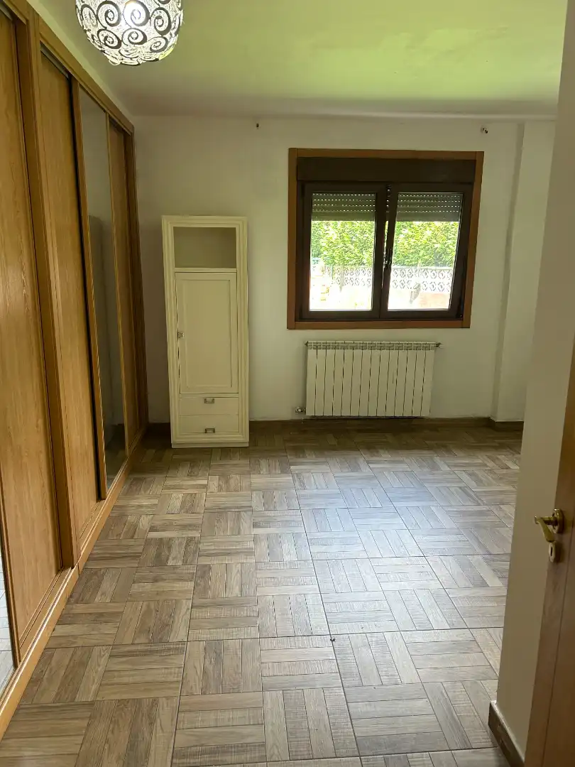 Dormitori de Casa o xalet en venda en Tomiño amb Calefacció, Jardí privat i Moblat