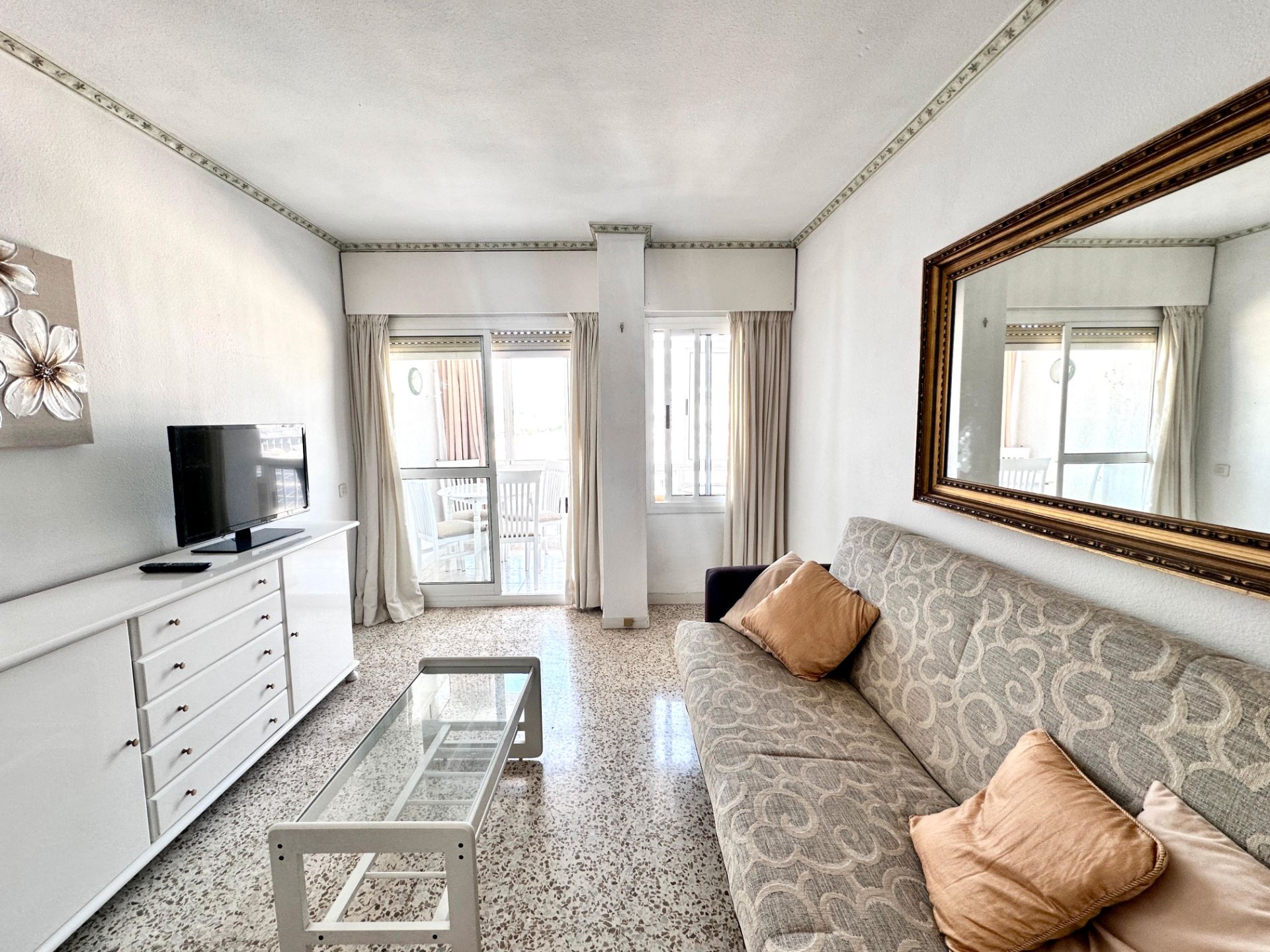 Sala de estar de Apartamento en venta en Benalmádena con Terraza, Amueblado y Piscina comunitaria