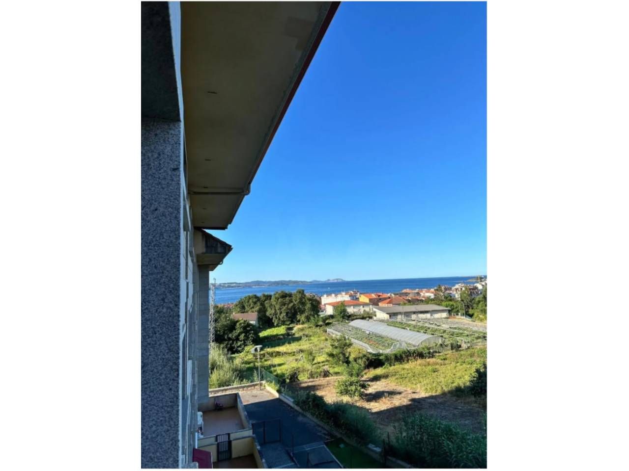 Vista exterior de Estudi en venda en Sanxenxo amb Parquet, Terrassa i Moblat