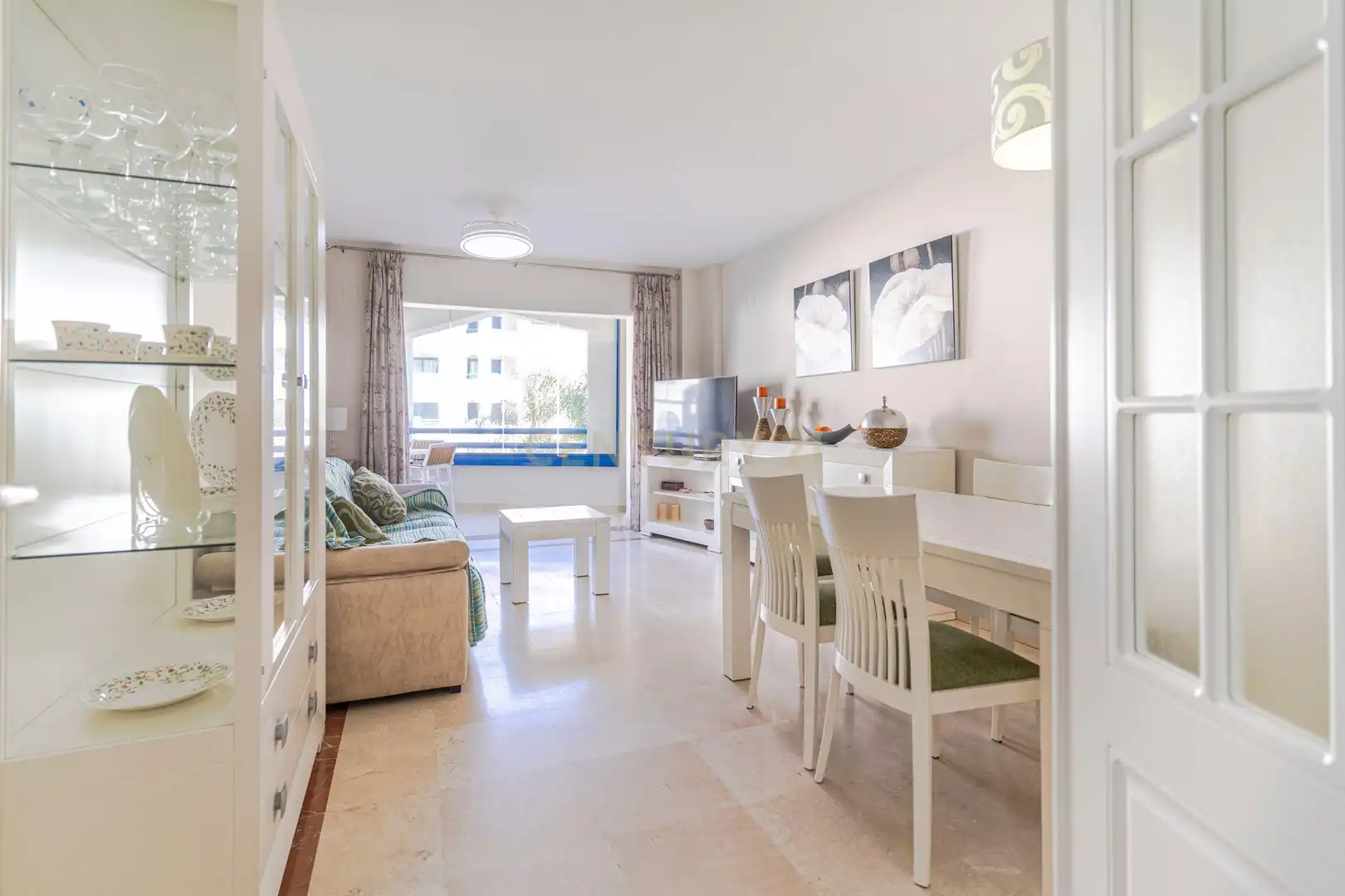 Wohnzimmer von Wohnung zum Verkauf in Manilva mit Privatgarten, Abstellraum und Gemeinschaftspool