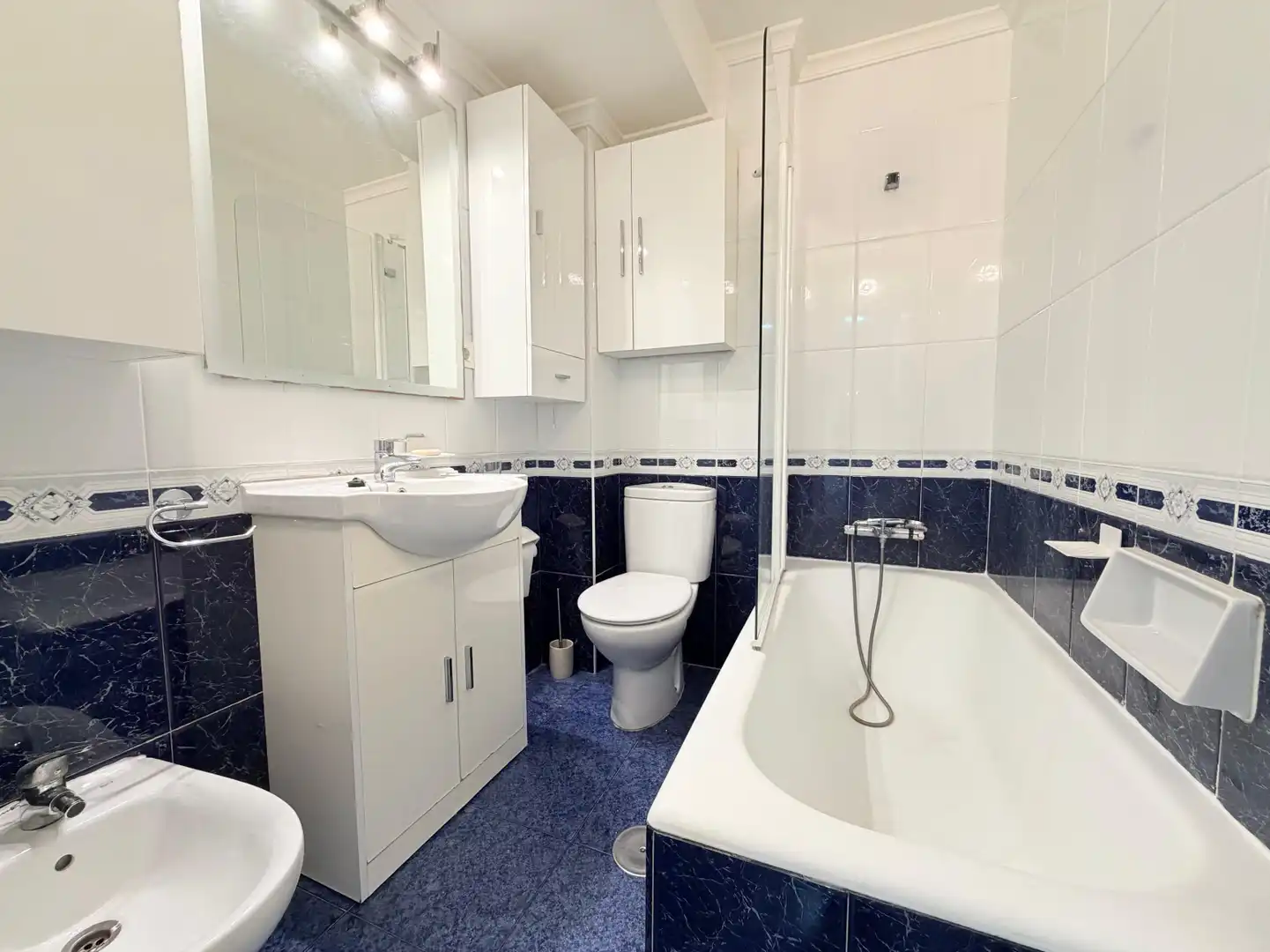 Baño de Piso en venta en Avilés con Terraza y Amueblado