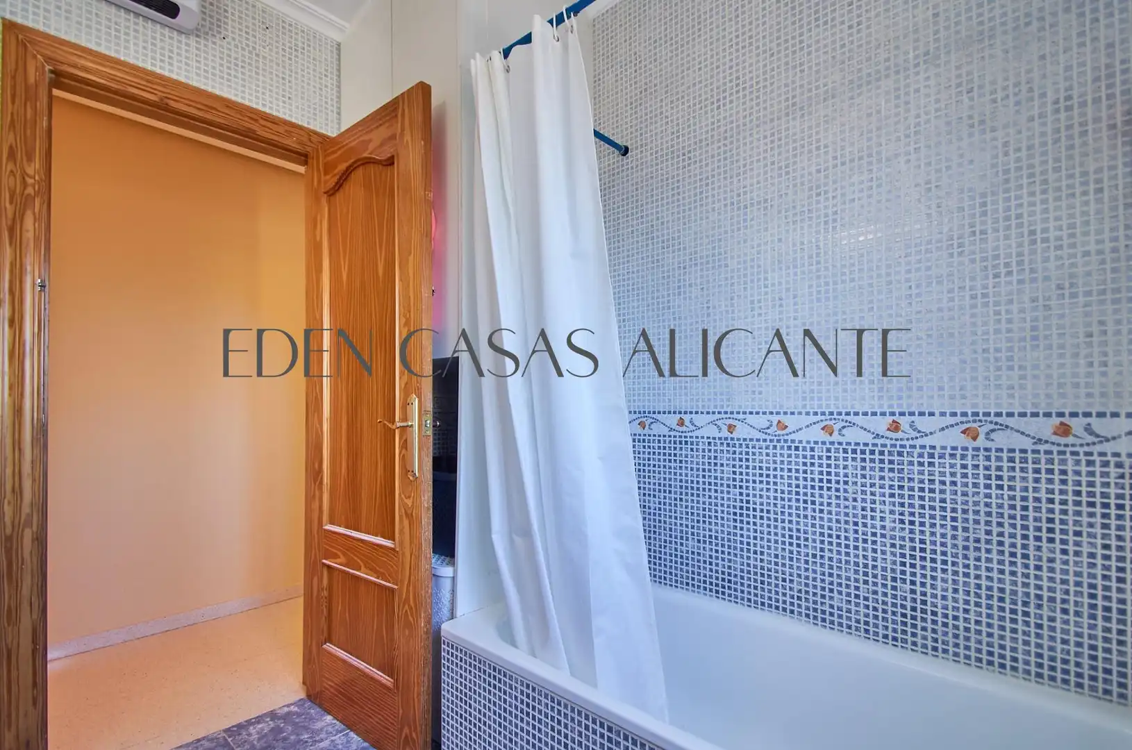 Bany de Casa o xalet en venda en Alicante / Alacant amb Aire condicionat, Jardí privat i Terrassa