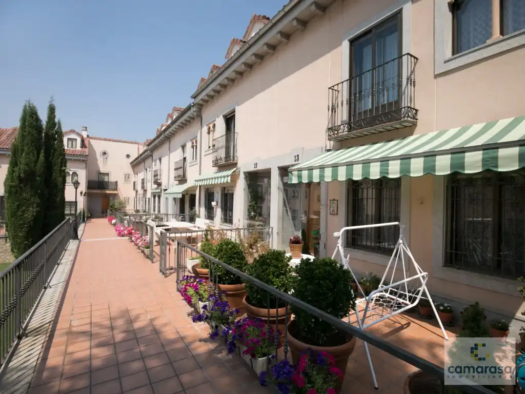 Terraza de Casa o chalet en venta en Ávila con Jardín privado, Piscina y Piscina comunitaria