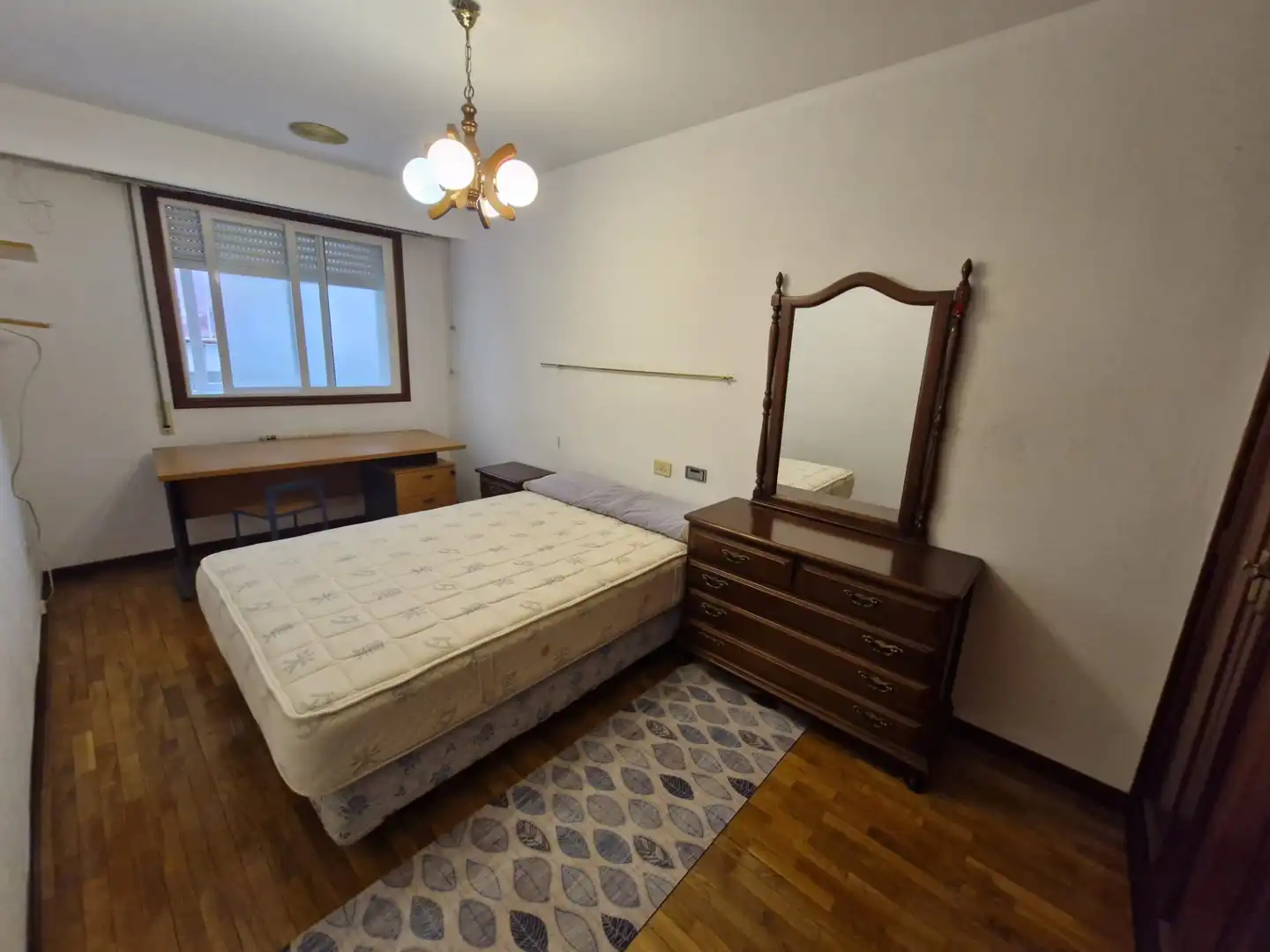 Dormitori de Pis de lloguer en Ourense Capital  amb Calefacció, Parquet i Moblat