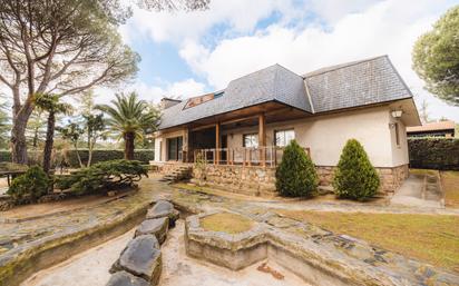 Vista exterior de Casa o xalet en venda en Valdemorillo amb Calefacció, Jardí privat i Piscina