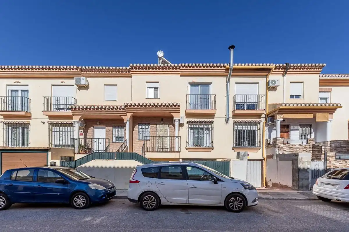 Vista exterior de Casa o xalet en venda en Vegas del Genil amb Aire condicionat, Calefacció i Terrassa