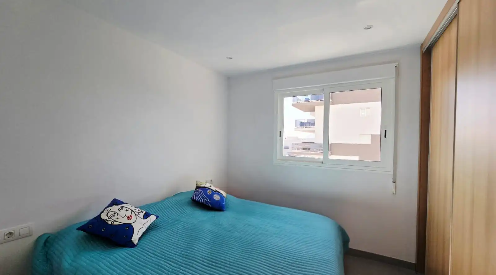 Dormitori de Apartament en venda en Oliva amb Aire condicionat, Terrassa i Traster