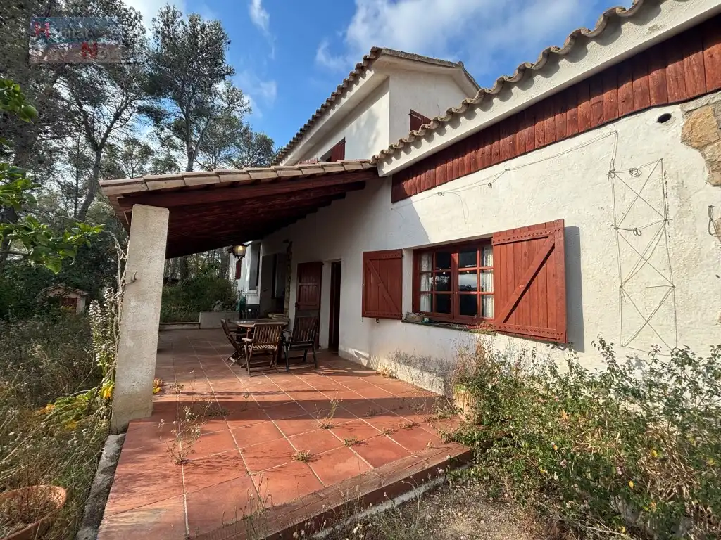 Vista exterior de Casa o xalet en venda en La Bisbal del Penedès amb Moblat i Forn