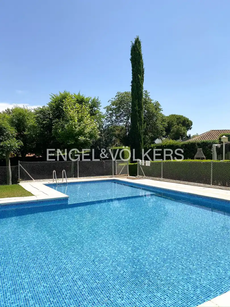 Schwimmbecken von Wohnung zur Miete in Villaviciosa de Odón mit Klimaanlage, Heizung und Privatgarten