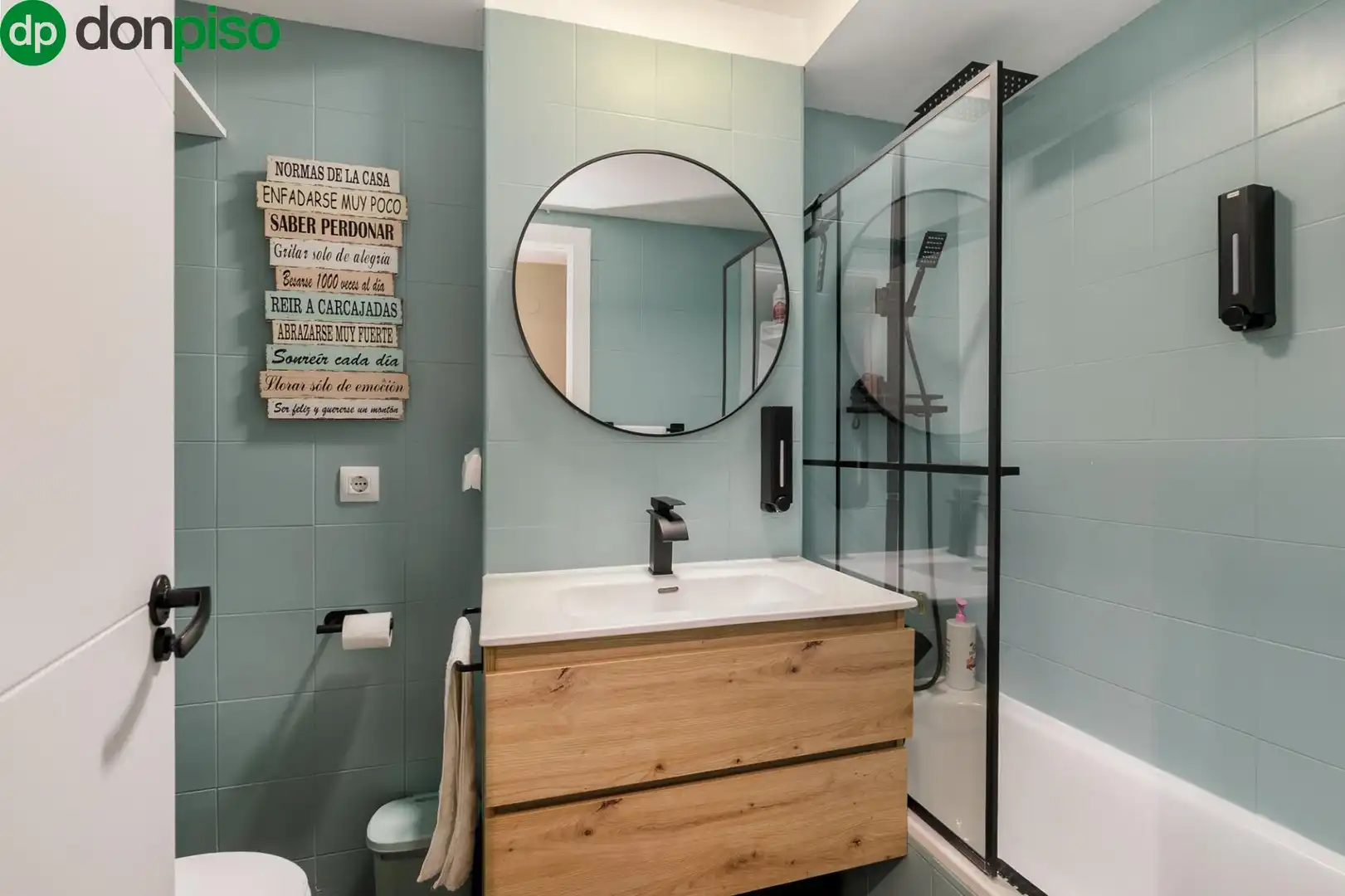 Bathroom of Flat for sale in Granada  with Air Conditioner, Terrace and Balcony
