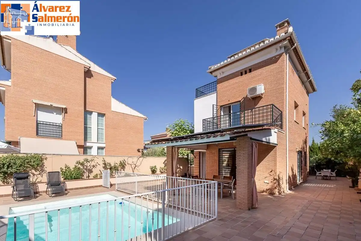 Vista exterior de Casa o chalet en venta en Huétor Vega con Terraza, Piscina y Balcón
