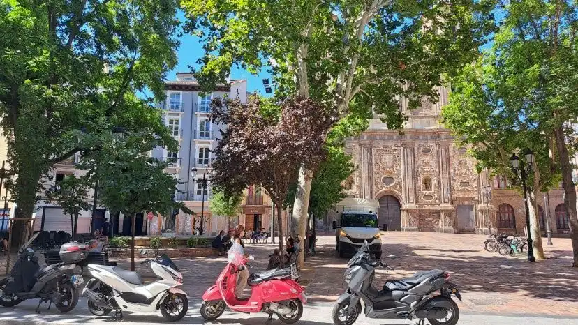 Außenansicht von Garage zum Verkauf in Zaragoza