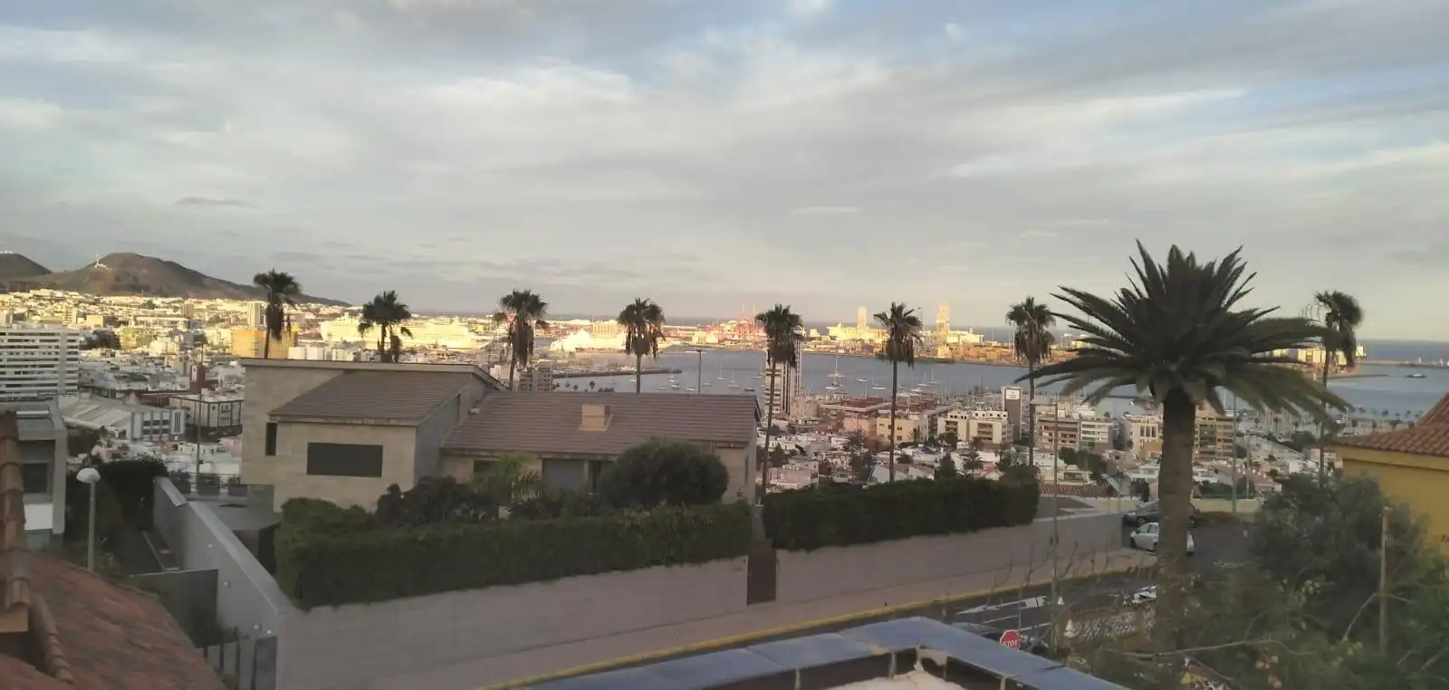 Vista exterior de Casa adosada en venda en Las Palmas de Gran Canaria amb Jardí privat, Parquet i Terrassa