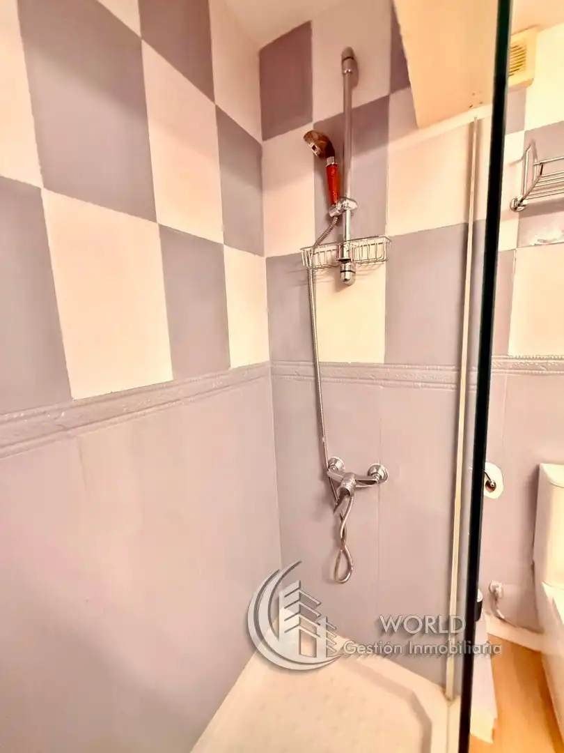 Bathroom of Flat for rent in Madrid  with Heating, Furnished and Washing machine