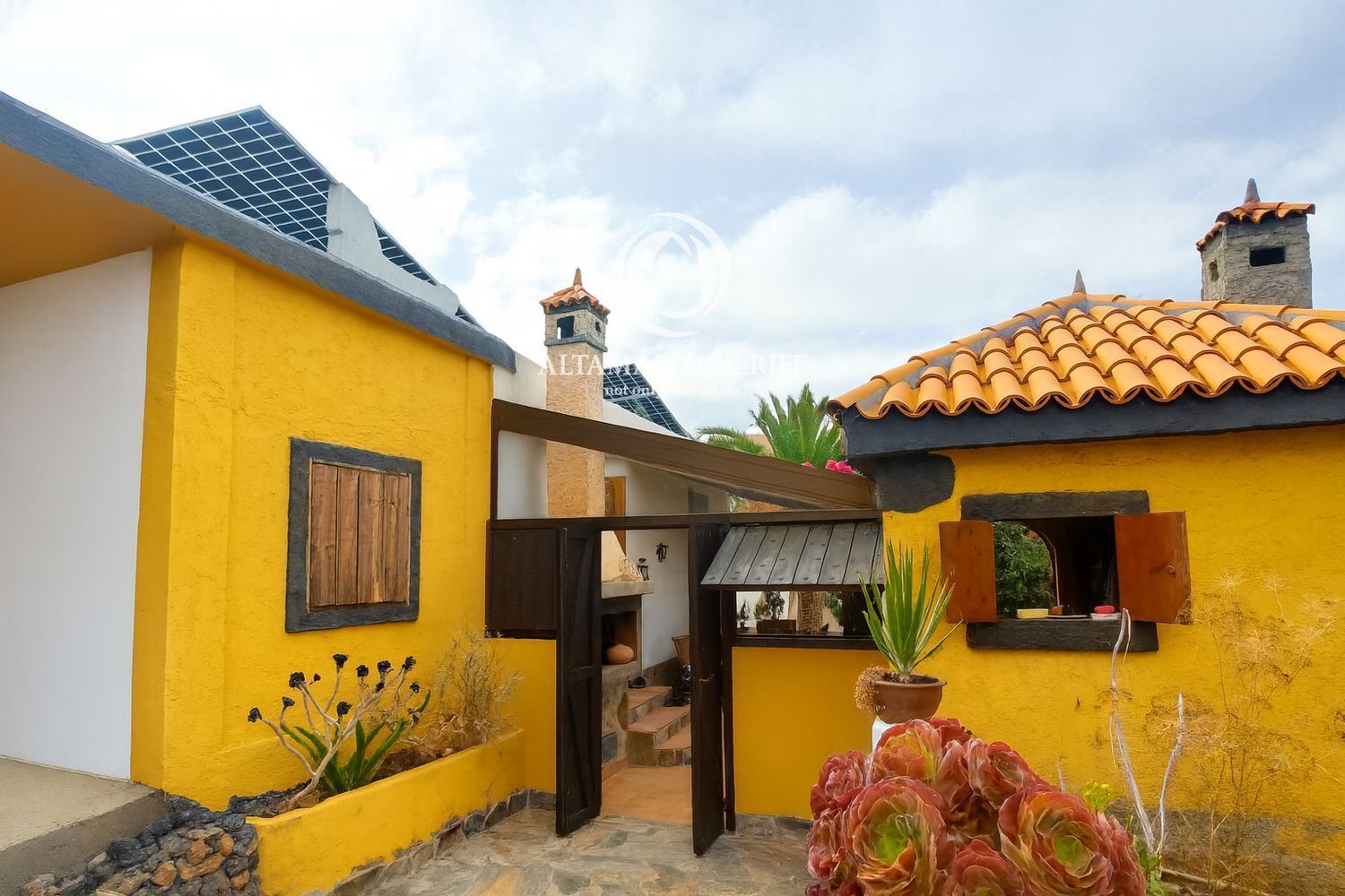 Vista exterior de Casa o xalet en venda en Guía de Isora amb Aire condicionat, Terrassa i Traster