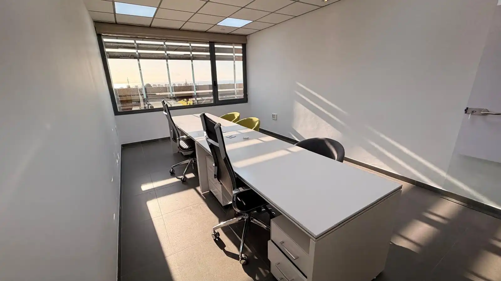 Büro zur Miete in Roquetas de Mar mit Klimaanlage, Heizung und Abstellraum