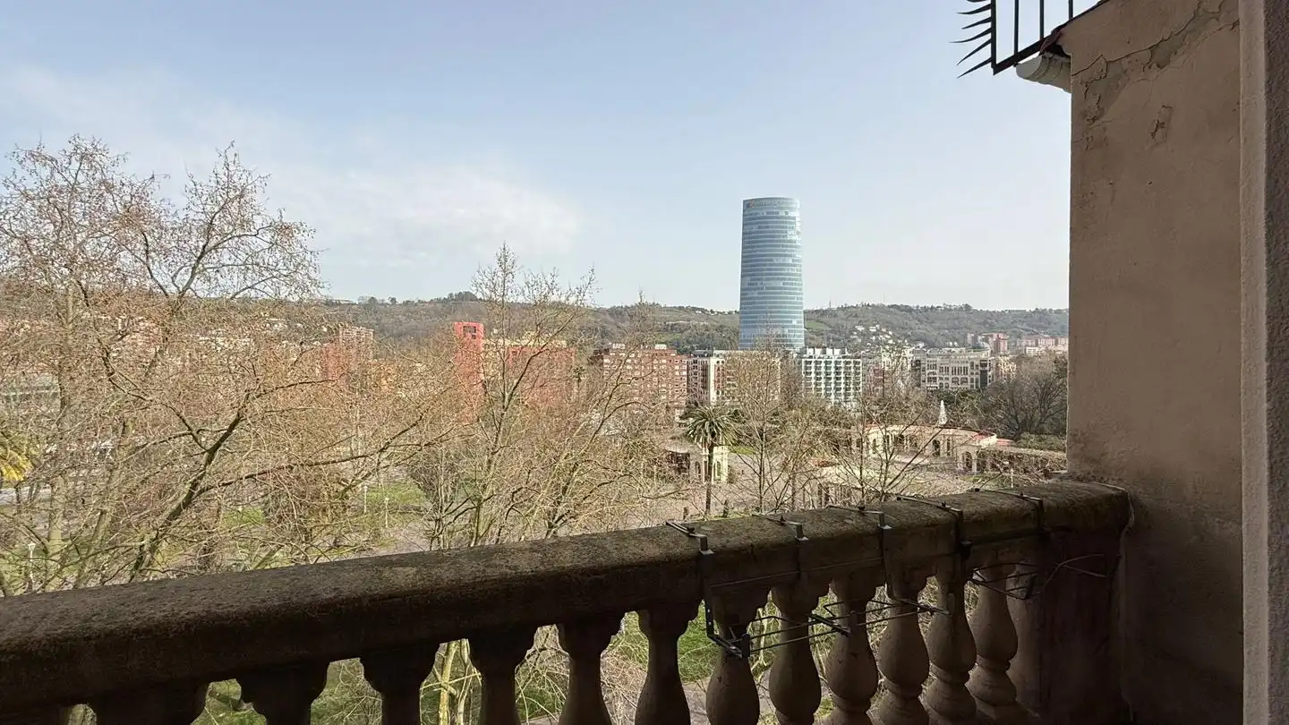 Vista exterior de Pis en venda en Bilbao  amb Calefacció, Parquet i Terrassa