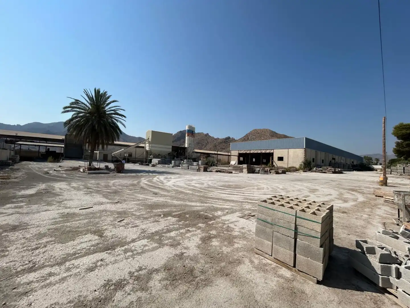 Vista exterior de Nave industrial en venta en Cox